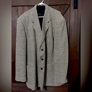 Sporty previously enjoyed fashion houndstooth three button sport jacket. 52L